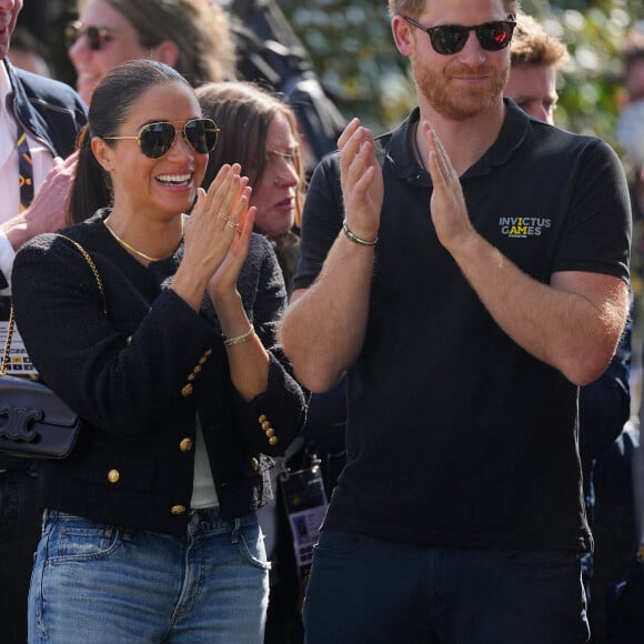 Le prince Harry et Meghan Markle lors du "Land Rover Challenge" au premier jour des Invictus Games 2020 à La Haye, le 16 avril 2022. 