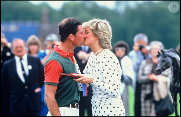 La princesse Diana embrassant le prince Charles après un match de polo le 27 juin 1987.