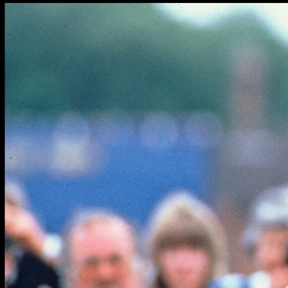 La princesse Diana embrassant le prince Charles après un match de polo le 27 juin 1987.