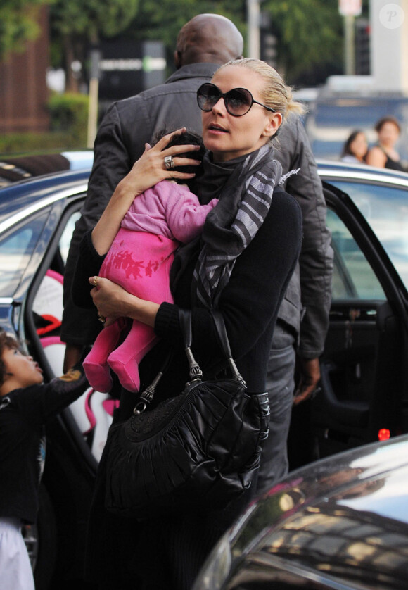 Heidi Klum et Seal en promenade avec leurs enfants dont la petite dernière Lou, à Los Angeles le 12 janvier 2010