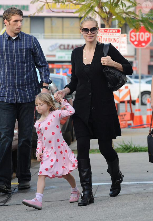 Heidi Klum et Seal en promenade avec leurs enfants dont la petite dernière Lou, à Los Angeles le 12 janvier 2010