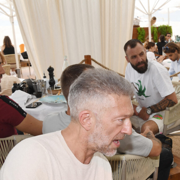 Exclusif - Vincent Cassel et sa femme Tina Kunakey au restaurant La Môme Plage lors du 75ème Festival International du Film de Cannes, France, le 23 mai 2022. © Rachid Bellak/Bestimage