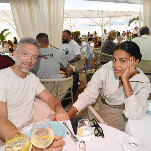 Exclusif - Vincent Cassel et sa femme Tina Kunakey au restaurant La Môme Plage lors du 75ème Festival International du Film de Cannes, France, le 23 mai 2022. © Rachid Bellak/Bestimage