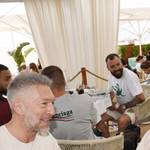 Exclusif - Vincent Cassel et sa femme Tina Kunakey au restaurant La Môme Plage lors du 75ème Festival International du Film de Cannes, France, le 23 mai 2022. © Rachid Bellak/Bestimage