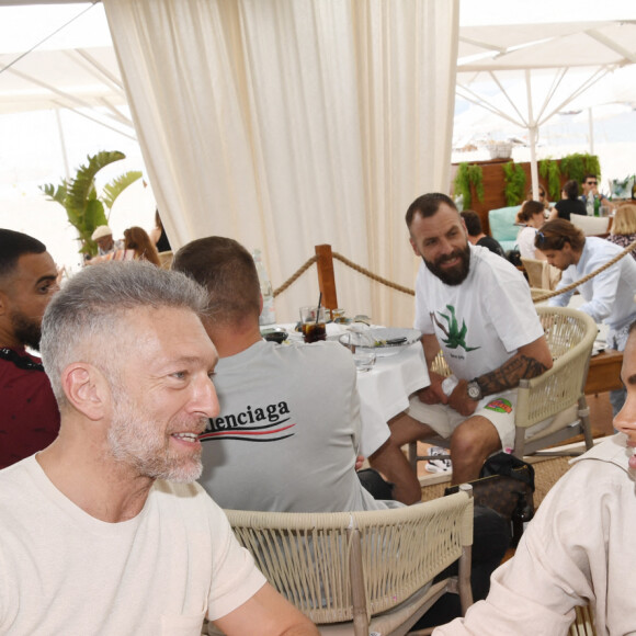 Exclusif - Vincent Cassel et sa femme Tina Kunakey au restaurant La Môme Plage lors du 75ème Festival International du Film de Cannes, France, le 23 mai 2022. © Rachid Bellak/Bestimage