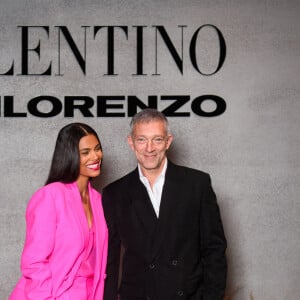 Tina Kunakey et son mari Vincent Cassel au photocall du dîner "Valentino" lors de la 59ème Biennale de Venise, le 22 avril 2022. 