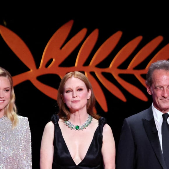 Ladj Ly (habillé en Dior), Virginie Efira (Maîtresse de cérémonie), Julianne Moore, Vincent Lindon (Président du jury), Rebecca Hall - Cérémonie d'ouverture du 75ème Festival International du Film de Cannes. Le 17 mai 2022 © Borde-Jacovides-Moreau / Bestimage 