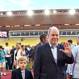 Le prince Albert II de Monaco et son fils Le prince Jacques de Monaco, marquis des Baux lors de la 29ème édition du World Stars Football Match au Stade Louis II à Monaco, le 24 mai 2022. L'A.S Star Team For The Children composée d'importantes personnalités du monde du sport, dont le prince de Monaco en était le capitaine, rencontre les pilotes de F1 de la All Stars Formula 1 Drivers pour le traditionnel match de football organisé en ouverture du Grand Prix de Monaco. Les bénéfices récoltés à cette occasion sont reversés en intégralité à une oeuvre consacrée à l'aide aux enfants en difficultés dans le monde. Cette année, on célébre aussi les 30 ans d'activité de l'association Star Team for the children, en présence du Prince Albert II, président d'honneur et fondateur de l'association aux côtés de Mauro Serra. © Bruno Bebert/Bestimage  Prince Albert II of Monaco and his son Prince Jacques of Monaco, Marquis des Baux during the 29th edition of the World Stars Football Match at the Stade Louis II in Monaco on May 24, 2022. 