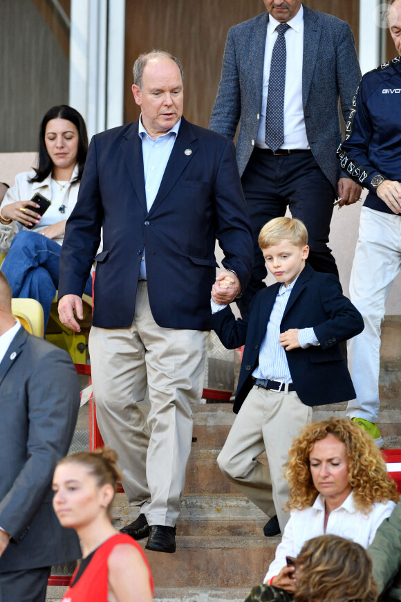 Le prince Albert II de Monaco et son fils Le prince Jacques de Monaco, marquis des Baux lors de la 29ème édition du World Stars Football Match au Stade Louis II à Monaco, le 24 mai 2022.  © Bruno Bebert/Bestimage 