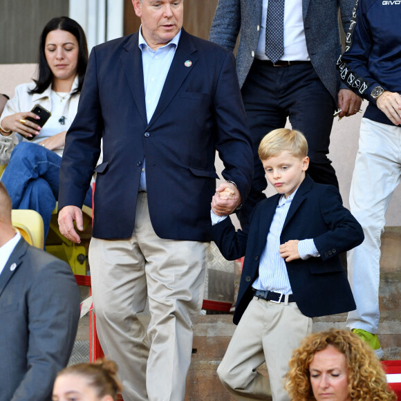 Le prince Albert II de Monaco et son fils Le prince Jacques de Monaco, marquis des Baux lors de la 29ème édition du World Stars Football Match au Stade Louis II à Monaco, le 24 mai 2022.  © Bruno Bebert/Bestimage 