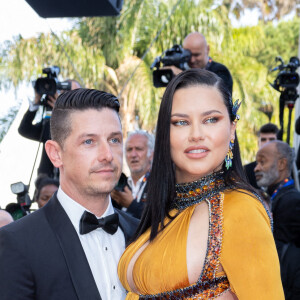 Andre Lemmers et sa compagne Adriana Lima (enceinte) - Montée des marches du film " Elvis " lors du 75ème Festival International du Film de Cannes. Le 25 mai 2022 © Olivier Borde / Bestimage 