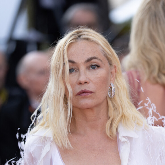 Emmanuelle Béart - Montée des marches du film " Elvis " lors du 75ème Festival International du Film de Cannes. Le 25 mai 2022 © Cyril Moreau / Bestimage 