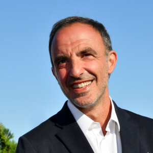 Inauguration de l'exposition des photographies de Nikos Aliagas "Thalassa, peuples de la mer" sur la croisette à Cannes le 25 juin 2020. Intitulée " Thalassa : peuples de la mer ", l'exposition, ouverte à tous, a pour objectif de mettre en avant des portraits de Cannois qui incarnent la mer (pêcheurs, moines, etc.). Une belle façon d'accompagner l'initiative " CannesRepart " lancée par David Lisnard, maire de Cannes. Nikos Aliagas, éternel amoureux de Cannes, déclarait déjà il y a quelques mois vouloir rendre hommage à Cannes, cette ville qui selon ses propos, lui a " toujours porté chance ". Aujourd'hui, Nikos, soutien indéfectible de Cannes, est de nouveau de la partie pour l'accompagner dans son plan de relance et exauce son souhait en passant quelques jours dans la cité des Festivals afin de mettre en lumière, grâce à son oeil de photographe, certaines facettes et personnalités de cette ville qu'il chérit tant. © Bruno Bebert / Bestimage 