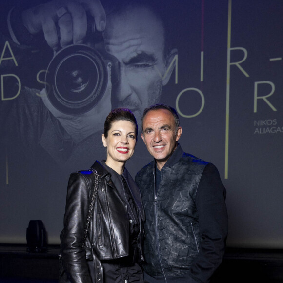 Exclusif - Nikos Aliagas et sa femme Tina Grigoriou - Vernissage de l'exposition photographique de Nikos Aliagas "Regards Miroirs" à la Seine Musicale à Boulogne-Billancourt le 14 avril 2022. "Regards Miroirs" proposera de découvrir des tirages à l'intérieur du bâtiment, mais également dans une vidéo interactive diffusée sur l'écran géant du parvis de la Seine Musicale. Le clip qui rassemble plus de 100 photographies d'artistes français et internationaux sera accompagnée d'une musique originale créée par I. Maalouf et son orchestre Free Spirit Ensemble. Le groupe TF1 se réjouit d'accompagner l'exposition " Regards Miroirs " de N. Aliagas, qui se tiendra à la Seine Musicale du 15 avril au 3 novembre 2022. À l'occasion de cet événement, la chaîne d'information LCI ainsi que TF1Info.fr mettront en lumière cette exposition protéiforme sur le travail de N. Aliagas. © Cyril Moreau/Bestimage
