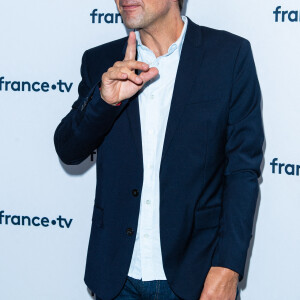 Thomas Sotto lors du photocall dans le cadre de la conférence de presse de France Télévisions au Pavillon Gabriel à Paris, France, le 24 août 2021. © Pierre Perusseau/Bestimage 