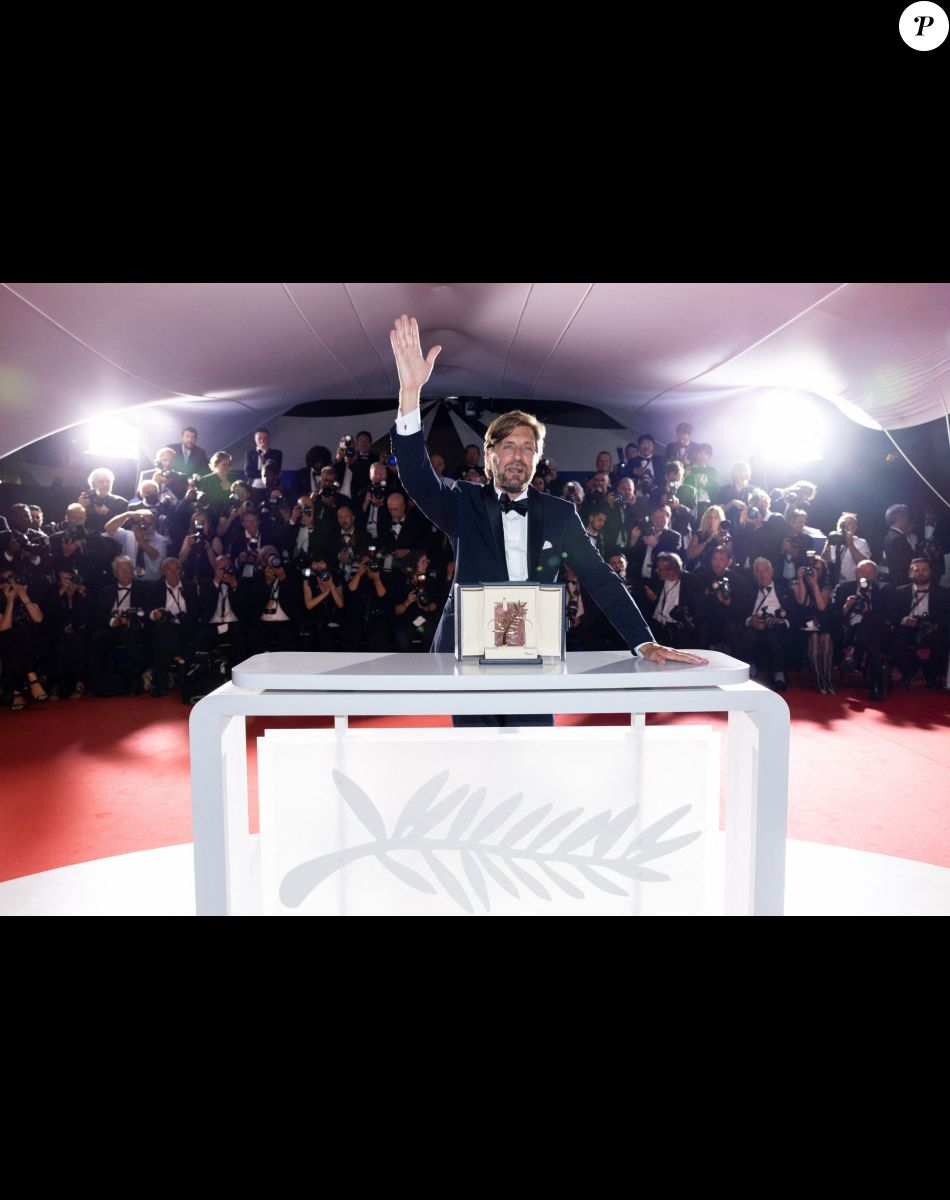 Ruben Östlund (Palme d'Or pour " Sans Filtre (Triangle of Sadness) " - Photocall de la remise des palmes lors de la cérémonie de clôture du 75ème Festival International du Film de Cannes. Le 28 mai 2022