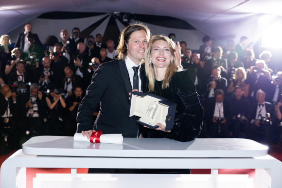 Felix Van Groeningen et Charlotte Vandermeersch (Prix du jury pour " Les Huit Montagnes ") - Photocall de la remise des palmes lors de la cérémonie de clôture du 75ème Festival International du Film de Cannes. Le 28 mai 2022