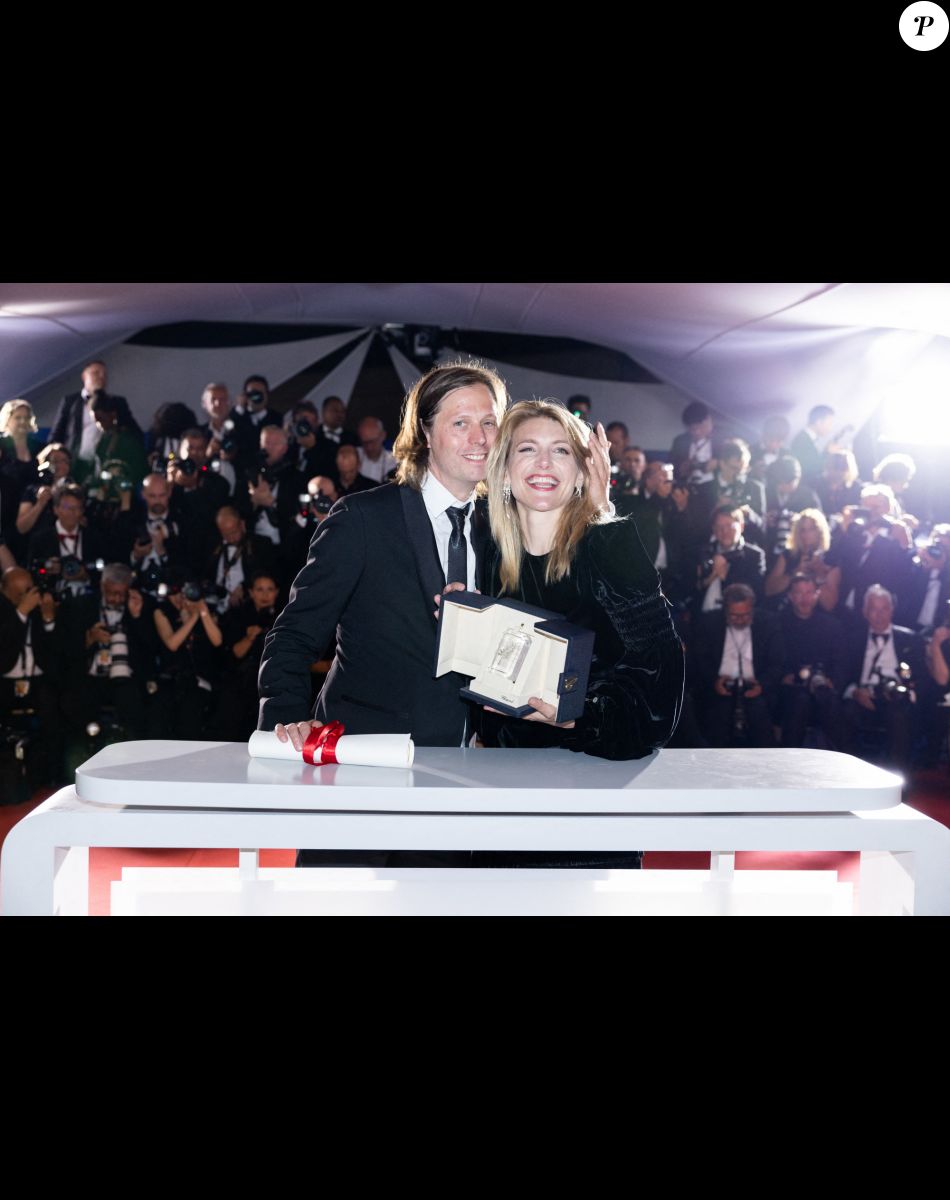 Felix Van Groeningen et Charlotte Vandermeersch (Prix du jury pour " Les Huit Montagnes ") - Photocall de la remise des palmes lors de la cérémonie de clôture du 75ème Festival International du Film de Cannes. Le 28 mai 2022