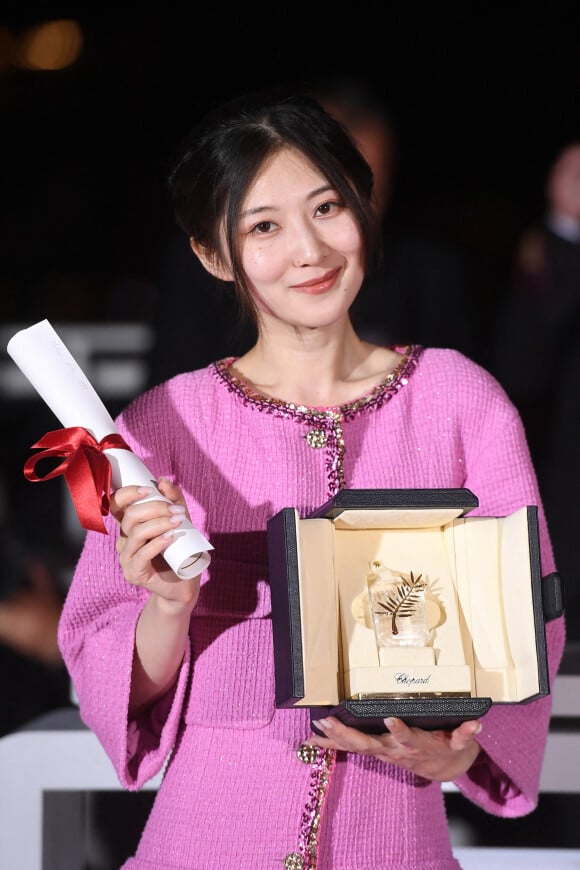 Jianying Chen (Palme d'or du court métrage pour " The Water Murmurs ") - Photocall de la remise des palmes lors de la cérémonie de clôture du 75ème Festival International du Film de Cannes. Le 28 mai 2022