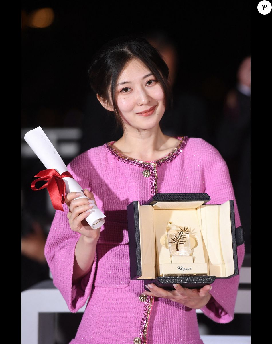 Jianying Chen (Palme d'or du court métrage pour " The Water Murmurs ") - Photocall de la remise des palmes lors de la cérémonie de clôture du 75ème Festival International du Film de Cannes. Le 28 mai 2022