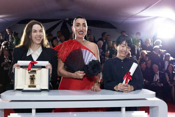 Gina Gammell (Caméra d'or pour " War Pony "), Rossy de Palma, Chie Hayakawa (Mention spéciale Caméra d'or pour " Plan 75 ") - Photocall de la remise des palmes lors de la cérémonie de clôture du 75ème Festival International du Film de Cannes. Le 28 mai 2022