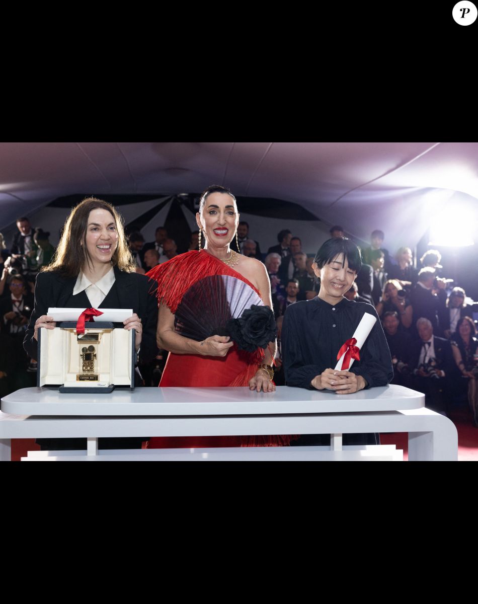 Gina Gammell (Caméra d'or pour " War Pony "), Rossy de Palma, Chie Hayakawa (Mention spéciale Caméra d'or pour " Plan 75 ") - Photocall de la remise des palmes lors de la cérémonie de clôture du 75ème Festival International du Film de Cannes. Le 28 mai 2022