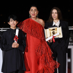 Chie Hayakawa (Mention spéciale Caméra d'or pour " Plan 75 "), Rossy de Palma, présidente du jury Camera d'Or, Gina Gammell (Caméra d'or pour " War Pony ") - Photocall de la remise des palmes lors de la cérémonie de clôture du 75ème Festival International du Film de Cannes. Le 28 mai 2022