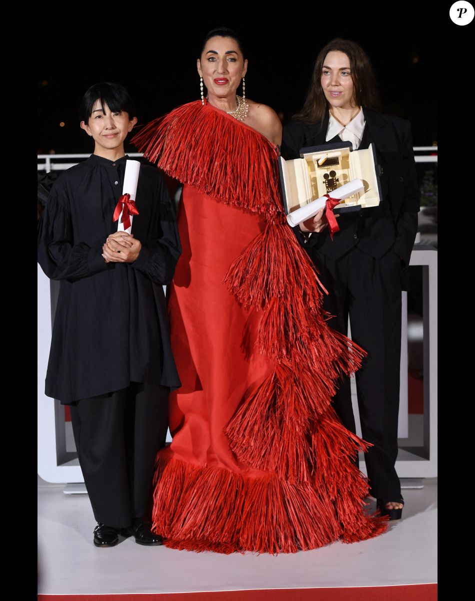 Chie Hayakawa (Mention spéciale Caméra d'or pour " Plan 75 "), Rossy de Palma, présidente du jury Camera d'Or, Gina Gammell (Caméra d'or pour " War Pony ") - Photocall de la remise des palmes lors de la cérémonie de clôture du 75ème Festival International du Film de Cannes. Le 28 mai 2022