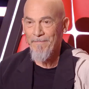 Florent Pagny apparaît le crâne rasé dans "The Voice", lors des super cross-battles - TF1