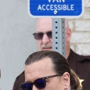 Johnny Depp sort du procès intenté contre son ex-femme, Amber Heard à Fairfax, Virginie, Etats-Unis, le 26 mai 2022.