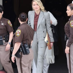Amber Heard sort du tribunal lors de son procès intenté par son ex-mari Johnny Depp à Fairfax, Virginie, Etats-Unis, le 26 mai 2022.