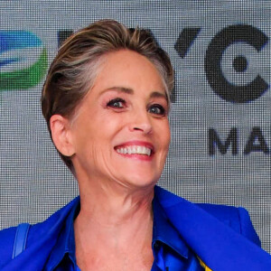 Sharon Stone est habillée aux couleurs du drapeau ukrainien - Photocall de la remise du prix international "Better World Fund" à D.Ouattara et S.Stone lors du 75ème Festival International du Film de Cannes, France, le 22 mai 2022.
