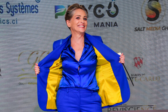 Sharon Stone est habillée aux couleurs du drapeau ukrainien - Photocall de la remise du prix international "Better World Fund" à D.Ouattara et S.Stone lors du 75ème Festival International du Film de Cannes, France, le 22 mai 2022.