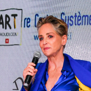 Sharon Stone est habillée aux couleurs du drapeau ukrainien - Photocall de la remise du prix international "Better World Fund" à D.Ouattara et S.Stone lors du 75ème Festival International du Film de Cannes, France, le 22 mai 2022.