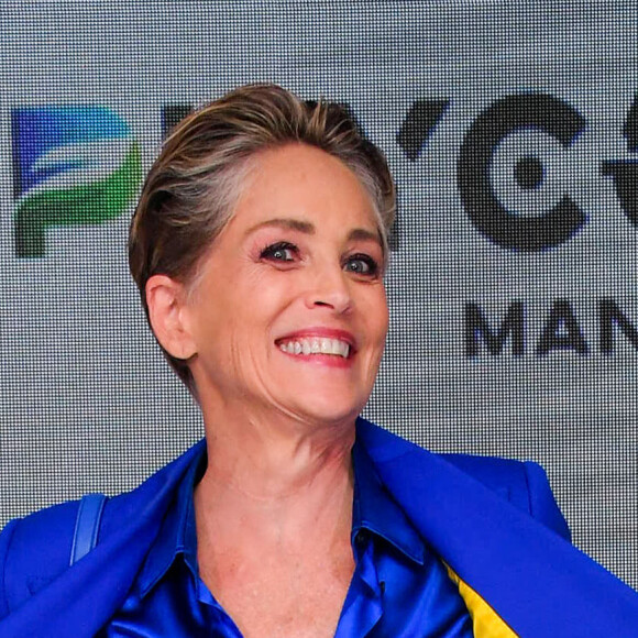 Sharon Stone est habillée aux couleurs du drapeau ukrainien - Photocall de la remise du prix international "Better World Fund" à D.Ouattara et S.Stone lors du 75ème Festival International du Film de Cannes, France, le 22 mai 2022.