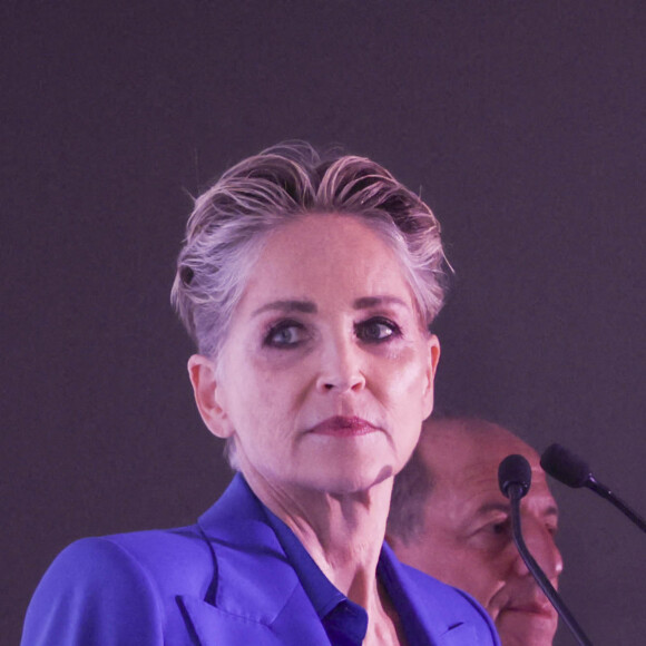 Sharon Stone - Photocall de la remise du prix international "Better World Fund" à D.Ouattara et S.Stone lors du 75ème Festival International du Film de Cannes. Le 22 mai 2022 © Jack Tribeca / Bestimage