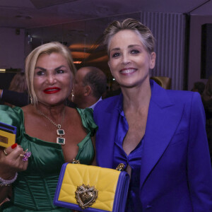 Sharon Stone et la personne qui a acheté le sac à mains Dolce & Gabanna - Photocall de la remise du prix international "Better World Fund" à D.Ouattara et S.Stone lors du 75ème Festival International du Film de Cannes. Le 22 mai 2022 © Jack Tribeca / Bestimage Remise