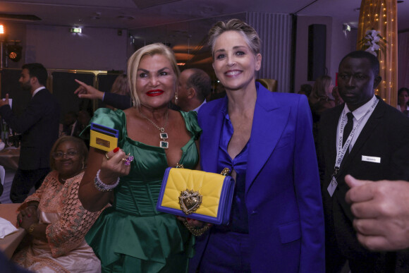 Sharon Stone et la personne qui a acheté le sac à mains Dolce & Gabanna - Photocall de la remise du prix international "Better World Fund" à D.Ouattara et S.Stone lors du 75ème Festival International du Film de Cannes. Le 22 mai 2022 © Jack Tribeca / Bestimage Remise