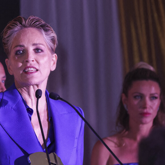 Sharon Stone - Photocall de la remise du prix international "Better World Fund" à D.Ouattara et S.Stone lors du 75ème Festival International du Film de Cannes. Le 22 mai 2022 © Jack Tribeca / Bestimage