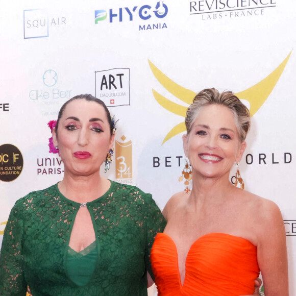 Rossy de Palma, Sharon Stone - Photocall de la remise du prix international "Better World Fund" à D.Ouattara et S.Stone lors du 75ème Festival International du Film de Cannes. Le 22 mai 2022 © Jack Tribeca / Bestimage