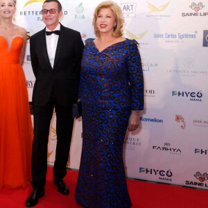 Sharon Stone, Manuel Collas de la Roche, Dominique Ouattara - Photocall de la remise du prix international "Better World Fund" à D.Ouattara et S.Stone lors du 75ème Festival International du Film de Cannes. Le 22 mai 2022 © Jack Tribeca / Bestimage