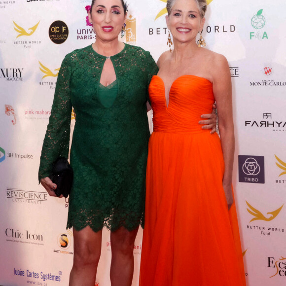 Rossy de Palma, Sharon Stone - Photocall de la remise du prix international "Better World Fund" à D.Ouattara et S.Stone lors du 75ème Festival International du Film de Cannes. Le 22 mai 2022 © Jack Tribeca / Bestimage