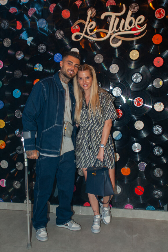 Exclusif - Thibault Garcia et sa femme Jessica Thivenin lors de la soirée " Come Chill with Booba " au bar Le Tube à Dubaï le 21 octobre 2021. © Nicolas Briquet / Bestimage