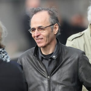 Jean-Jacques Goldman et Maxime Le Forestier lors des obsèques de Véronique Colucci au cimetière communal de Montrouge.