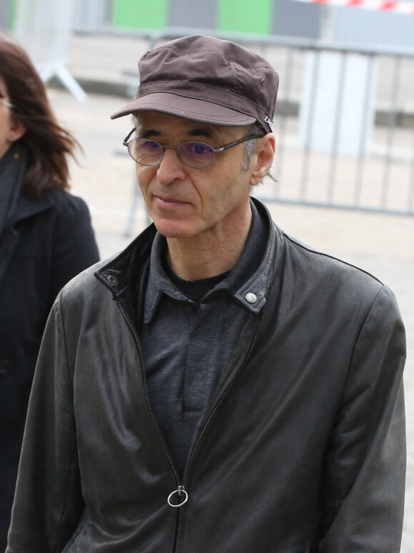 Jean-Jacques Goldman lors des obsèques de Véronique Colucci au cimetière communal de Montrouge, le 12 avril 2018.