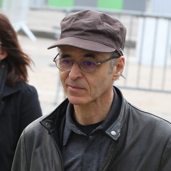 Jean-Jacques Goldman lors des obsèques de Véronique Colucci au cimetière communal de Montrouge, le 12 avril 2018.