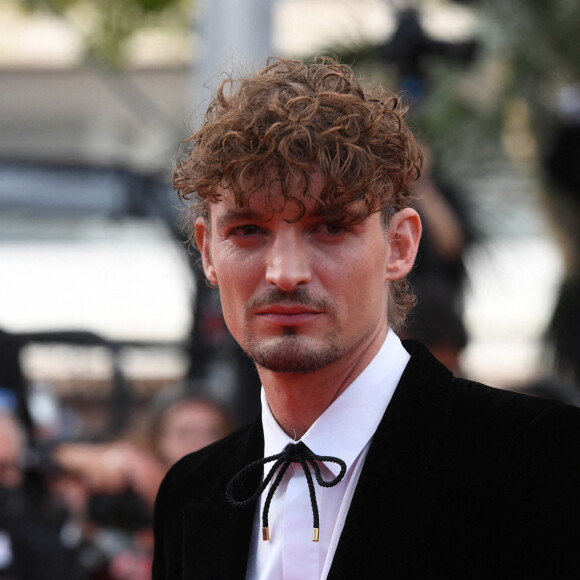 Niels Schneider - Montée des marches pour la cérémonie de clôture du 75ème Festival International du Film de Cannes. Le 28 mai 2022 © Giancarlo Gorassini / Bestimage 