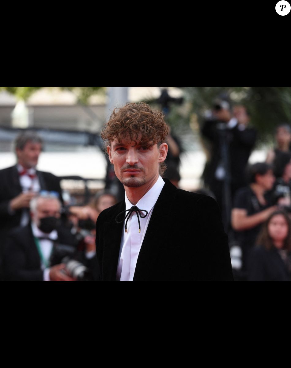 Niels Schneider - Montée des marches pour la cérémonie de clôture du 75ème Festival International du Film de Cannes. Le 28 mai 2022 © Giancarlo Gorassini / Bestimage