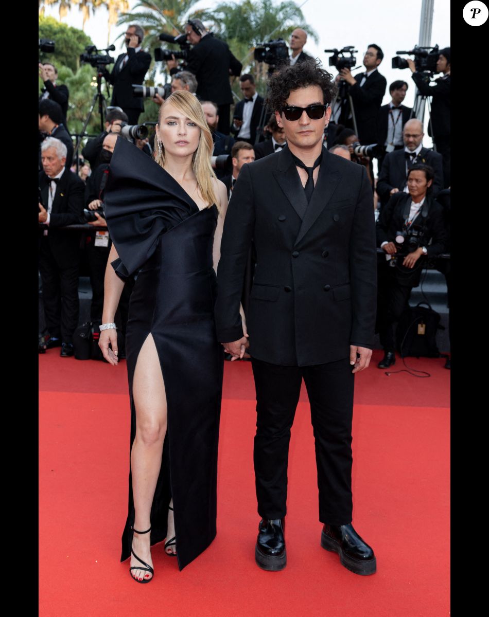 Camille Razat et son compagnon Etienne Baret - Montée des marches pour la cérémonie de clôture du 75ème Festival International du Film de Cannes. Le 28 mai 2022 © Olivier Borde / Bestimage
