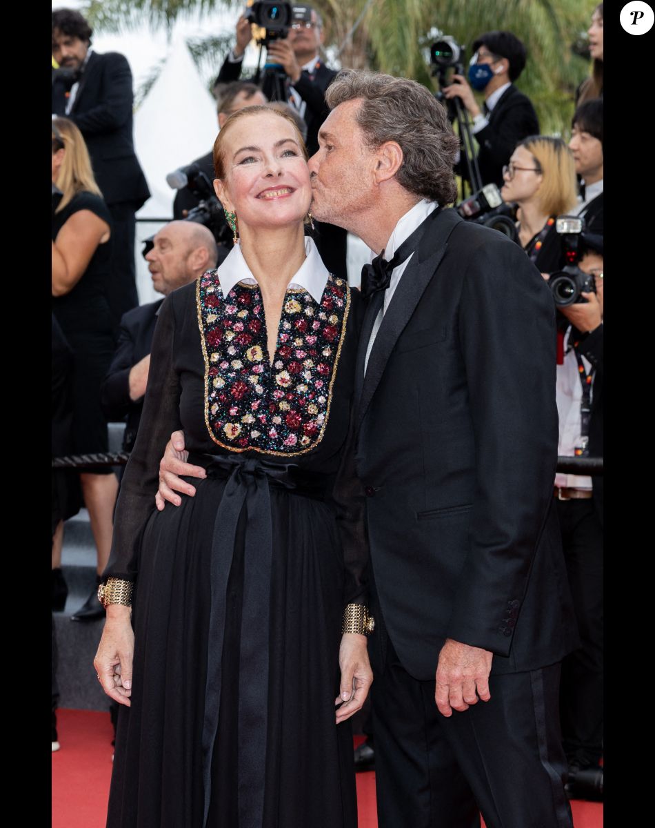Carole Bouquet et son compagnon Philippe Sereys de Rothschild - Montée des marches pour la cérémonie de clôture du 75ème Festival International du Film de Cannes. Le 28 mai 2022 © Olivier Borde / Bestimage